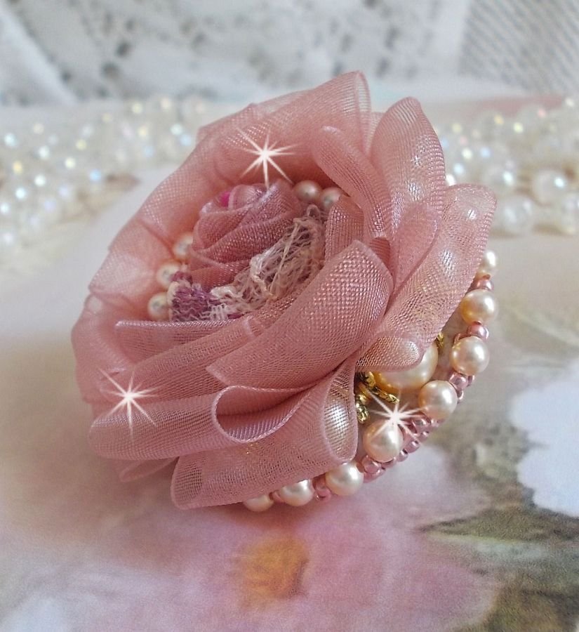 Anel Douceur Poudrée Haute-Couture criado com rendas muito finas, fita Old Rose Antique Organza, cristais Swarovski e missangas de sementes Miyuki.