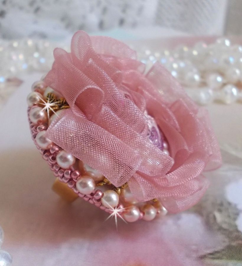 Anel Douceur Poudrée Haute-Couture criado com rendas muito finas, fita Old Rose Antique Organza, cristais Swarovski e missangas de sementes Miyuki.