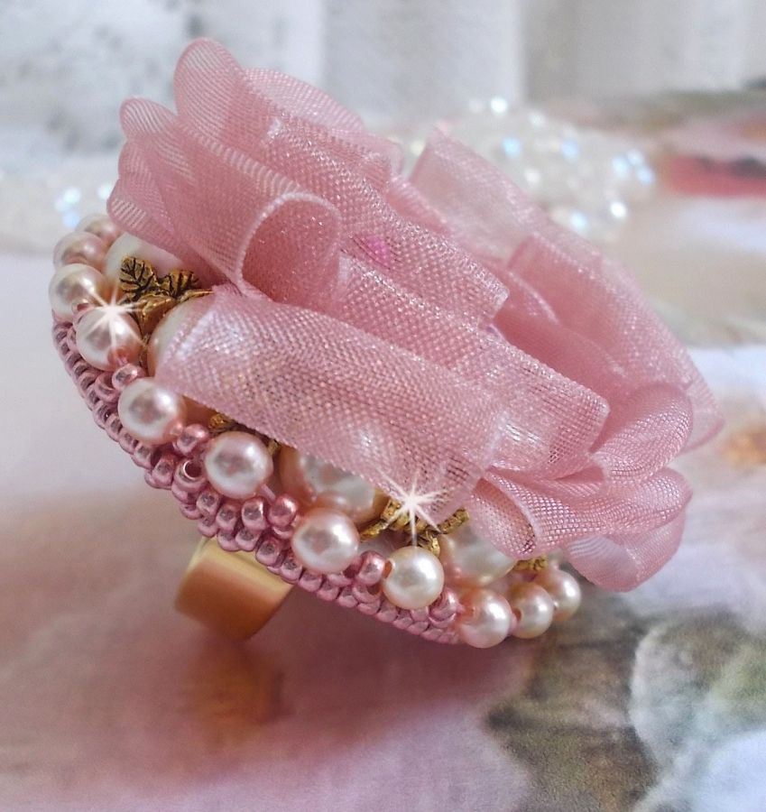 Anel Douceur Poudrée Haute-Couture criado com rendas muito finas, fita Old Rose Antique Organza, cristais Swarovski e missangas de sementes Miyuki.