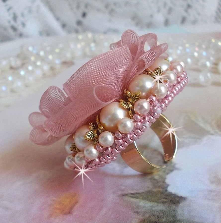 Anel Douceur Poudrée Haute-Couture criado com rendas muito finas, fita Old Rose Antique Organza, cristais Swarovski e missangas de sementes Miyuki.