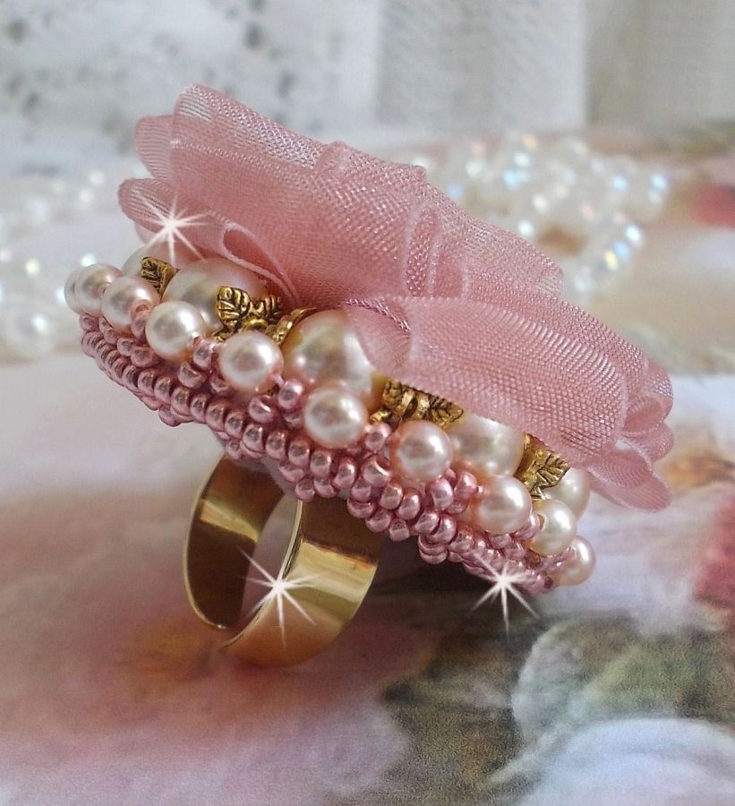 Anel Douceur Poudrée Haute-Couture criado com rendas muito finas, fita Old Rose Antique Organza, cristais Swarovski e missangas de sementes Miyuki.