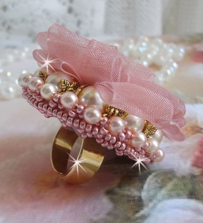 Anel Douceur Poudrée Haute-Couture criado com rendas muito finas, fita Old Rose Antique Organza, cristais Swarovski e missangas de sementes Miyuki.