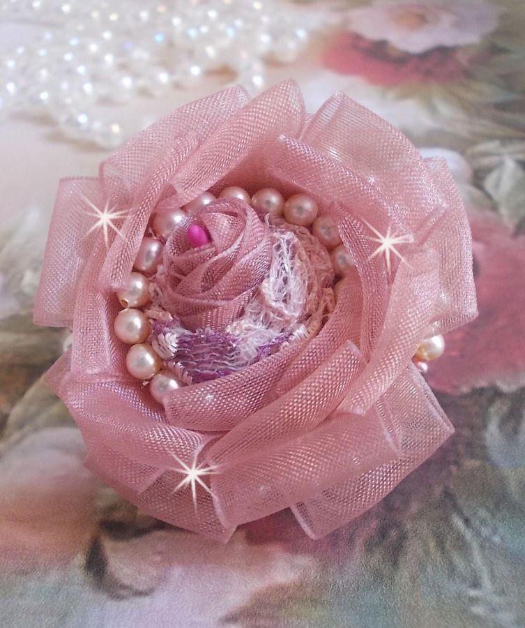 Anel Douceur Poudrée Haute-Couture criado com rendas muito finas, fita Old Rose Antique Organza, cristais Swarovski e missangas de sementes Miyuki.