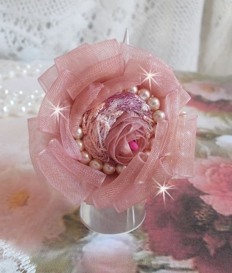 Anel Douceur Poudrée Haute-Couture criado com rendas muito finas, fita Old Rose Antique Organza, cristais Swarovski e missangas de sementes Miyuki.