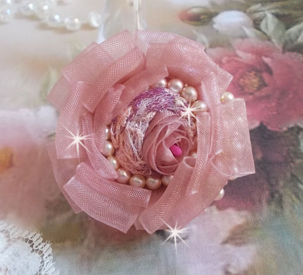 Anel Douceur Poudrée Haute-Couture criado com rendas muito finas, fita Old Rose Antique Organza, cristais Swarovski e missangas de sementes Miyuki.
