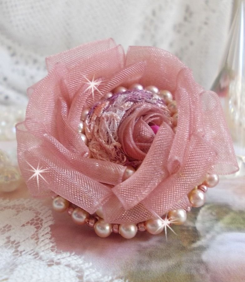 Anel Douceur Poudrée Haute-Couture criado com rendas muito finas, fita Old Rose Antique Organza, cristais Swarovski e missangas de sementes Miyuki.