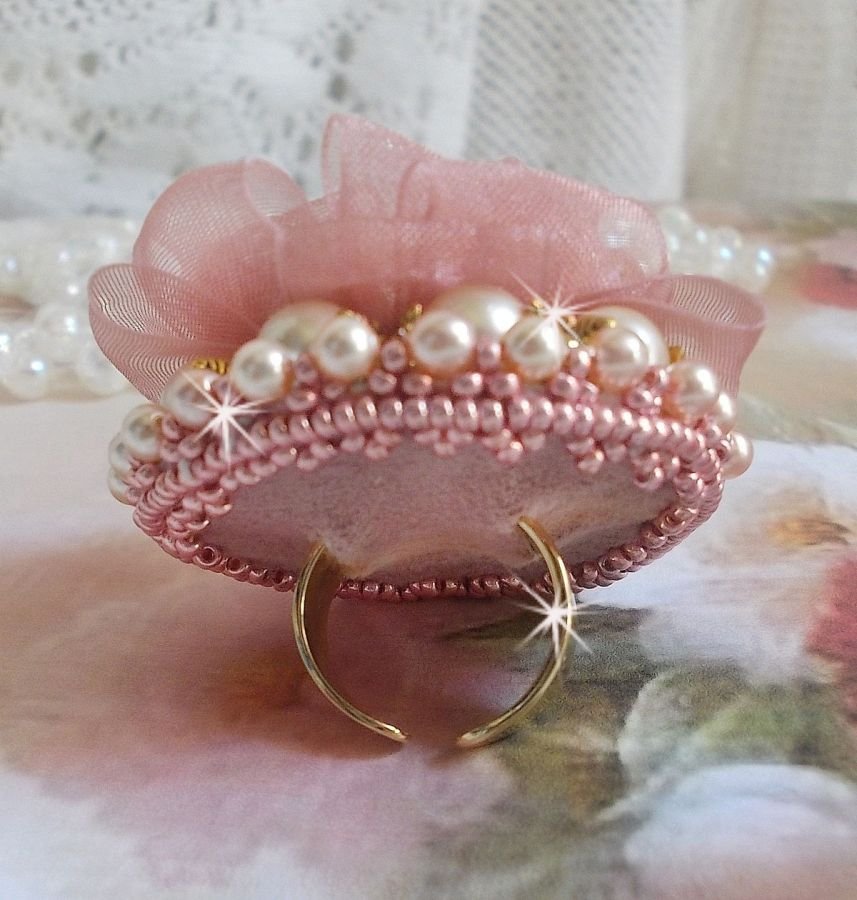 Anel Douceur Poudrée Haute-Couture criado com rendas muito finas, fita Old Rose Antique Organza, cristais Swarovski e missangas de sementes Miyuki.