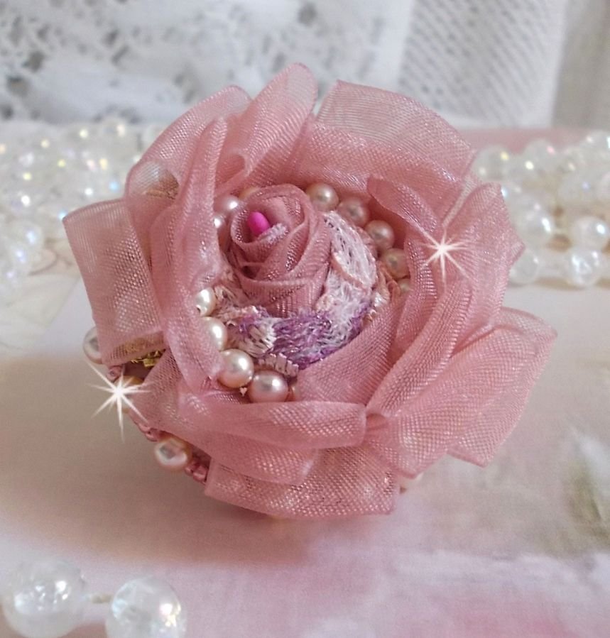 Anel Douceur Poudrée Haute-Couture criado com rendas muito finas, fita Old Rose Antique Organza, cristais Swarovski e missangas de sementes Miyuki.