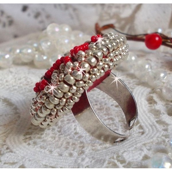 Drigon Red ring bordado com um caboch&atilde;o de cristal Swarovski vermelho, luneta de prata e missangas de sementes