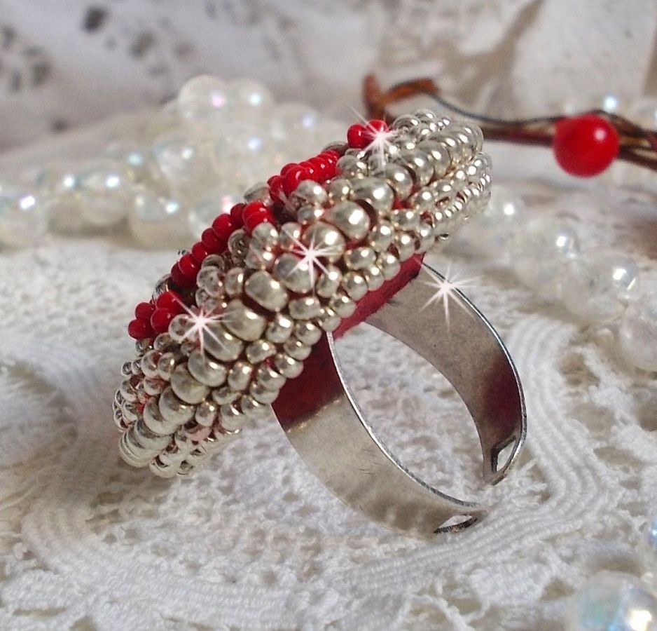 Drigon Red ring bordado com um cabochão de cristal Swarovski vermelho, luneta de prata e missangas de sementes