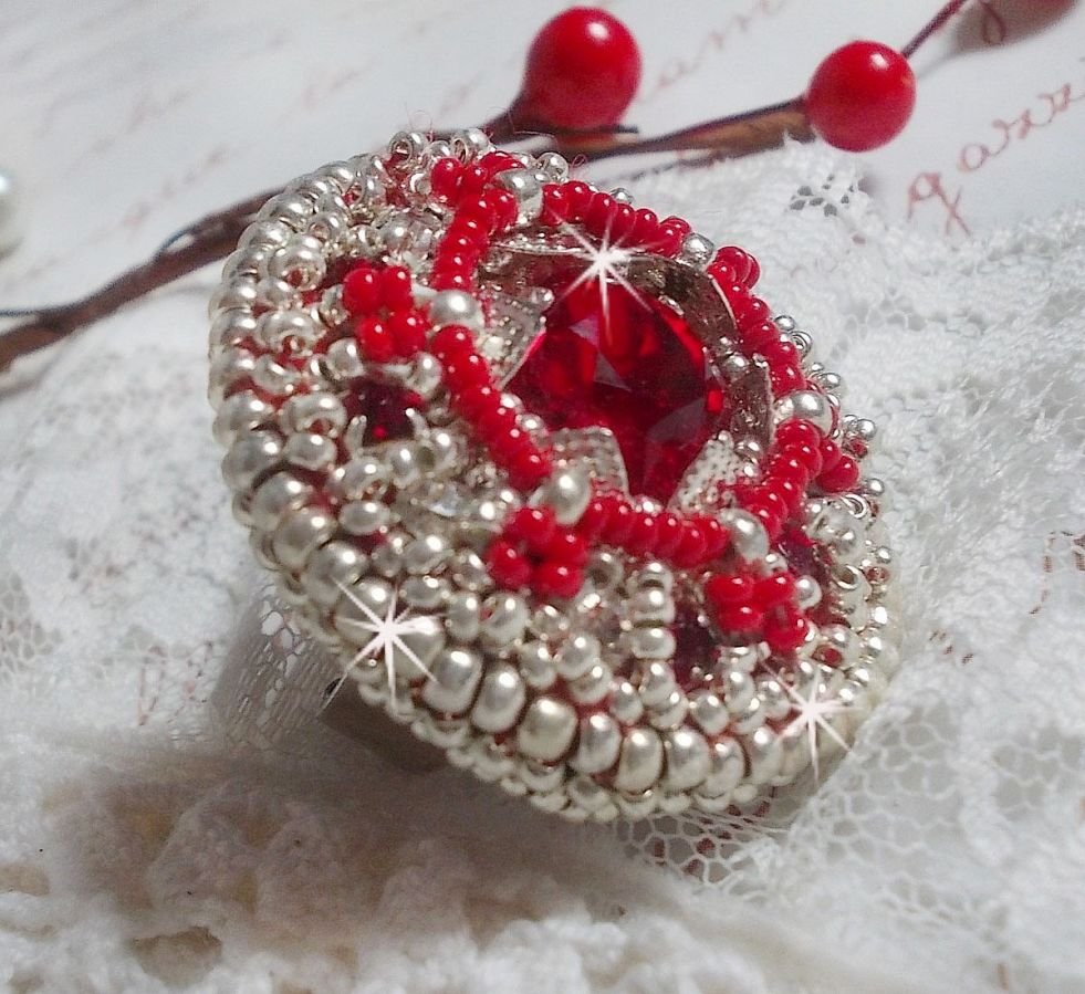 Drigon Red ring bordado com um cabochão de cristal Swarovski vermelho, luneta de prata e missangas de sementes