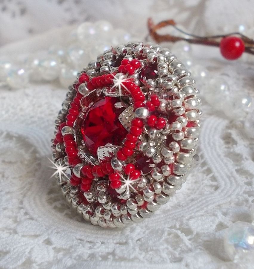 Drigon Red ring bordado com um cabochão de cristal Swarovski vermelho, luneta de prata e missangas de sementes