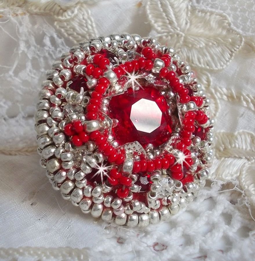 Drigon Red ring bordado com um cabochão de cristal Swarovski vermelho, luneta de prata e missangas de sementes