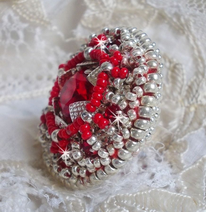 Drigon Red ring bordado com um cabochão de cristal Swarovski vermelho, luneta de prata e missangas de sementes