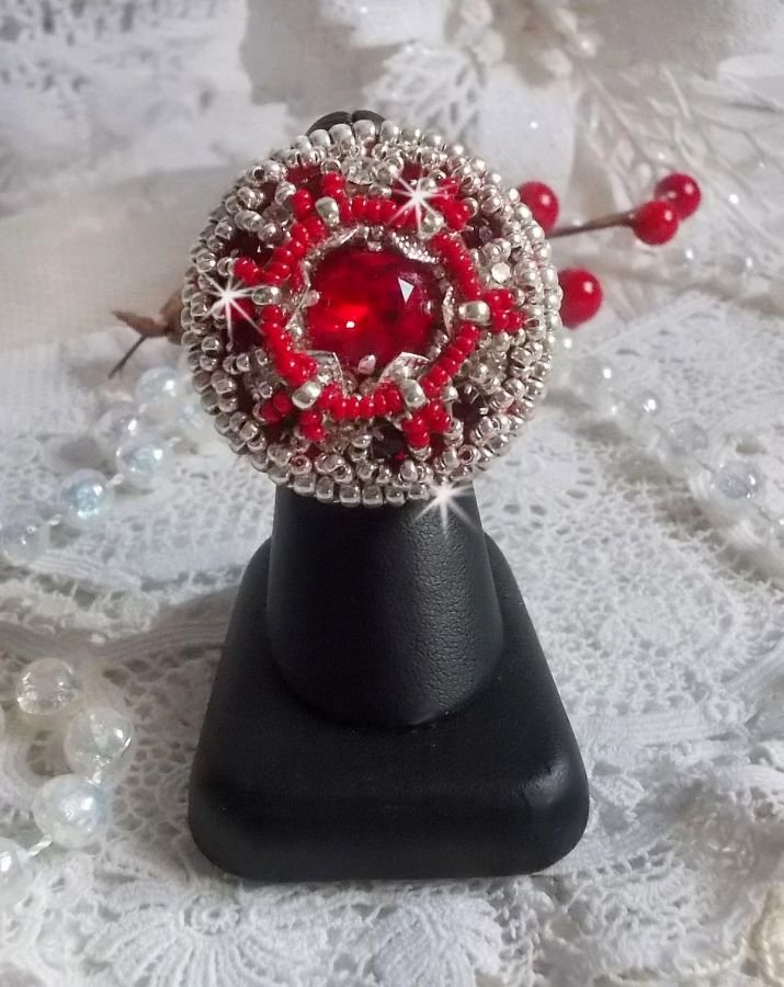 Drigon Red ring bordado com um cabochão de cristal Swarovski vermelho, luneta de prata e missangas de sementes