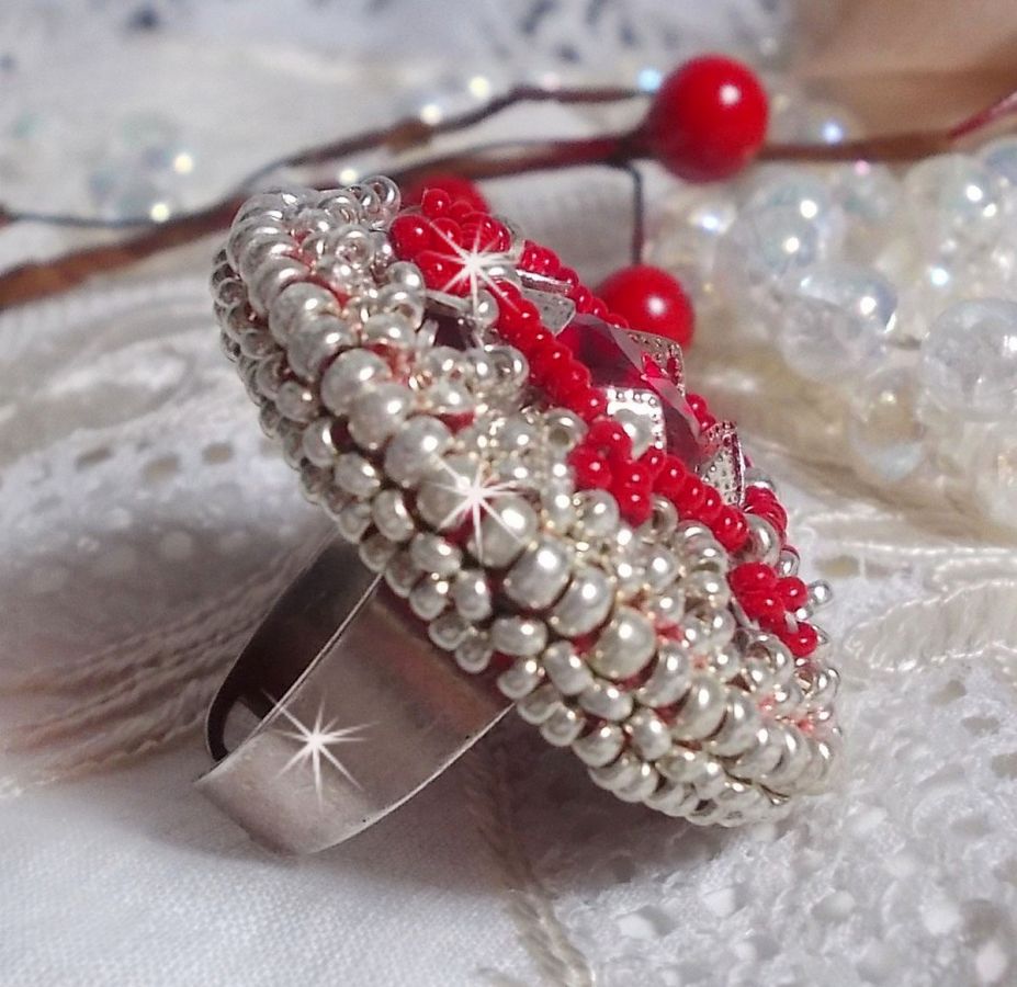 Drigon Red ring bordado com um cabochão de cristal Swarovski vermelho, luneta de prata e missangas de sementes