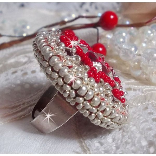 Drigon Red ring bordado com um caboch&atilde;o de cristal Swarovski vermelho, luneta de prata e missangas de sementes