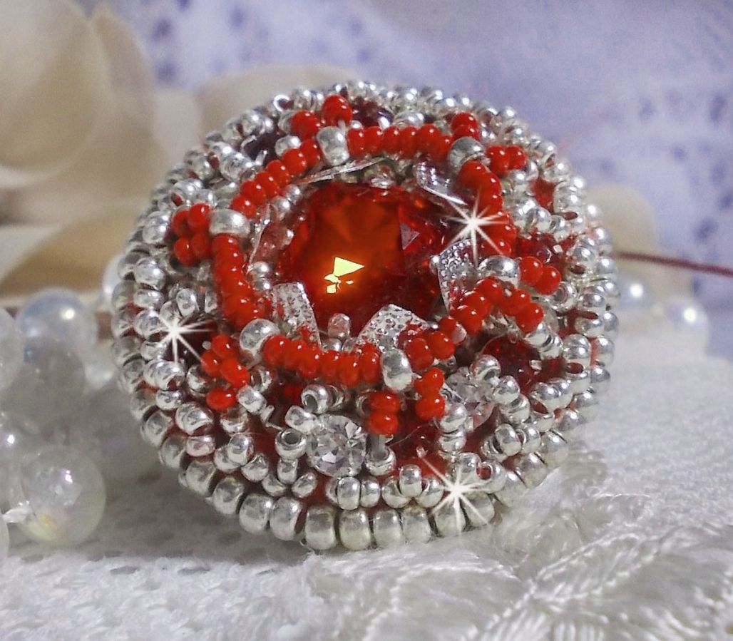 Drigon Red ring bordado com um cabochão de cristal Swarovski vermelho, luneta de prata e missangas de sementes