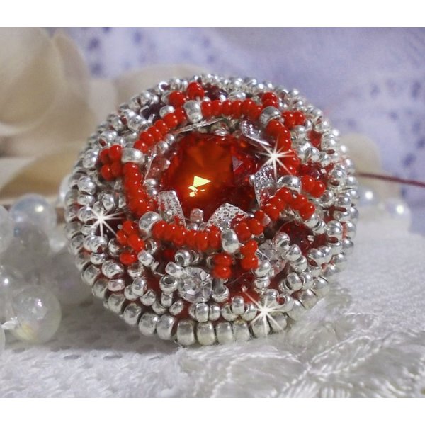 Drigon Red ring bordado com um caboch&atilde;o de cristal Swarovski vermelho, luneta de prata e missangas de sementes