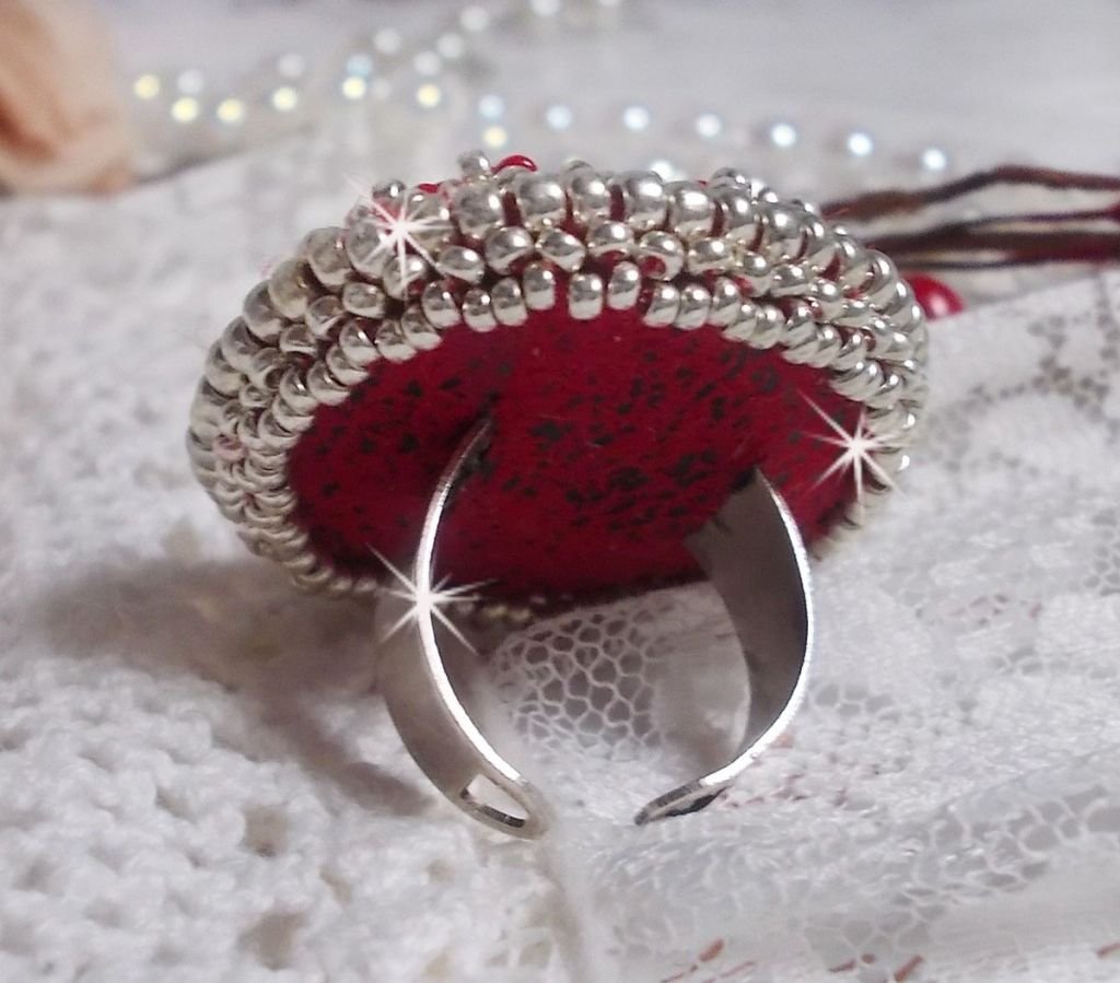 Drigon Red ring bordado com um cabochão de cristal Swarovski vermelho, luneta de prata e missangas de sementes