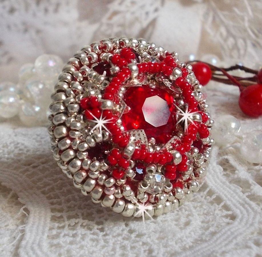 Drigon Red ring bordado com um cabochão de cristal Swarovski vermelho, luneta de prata e missangas de sementes