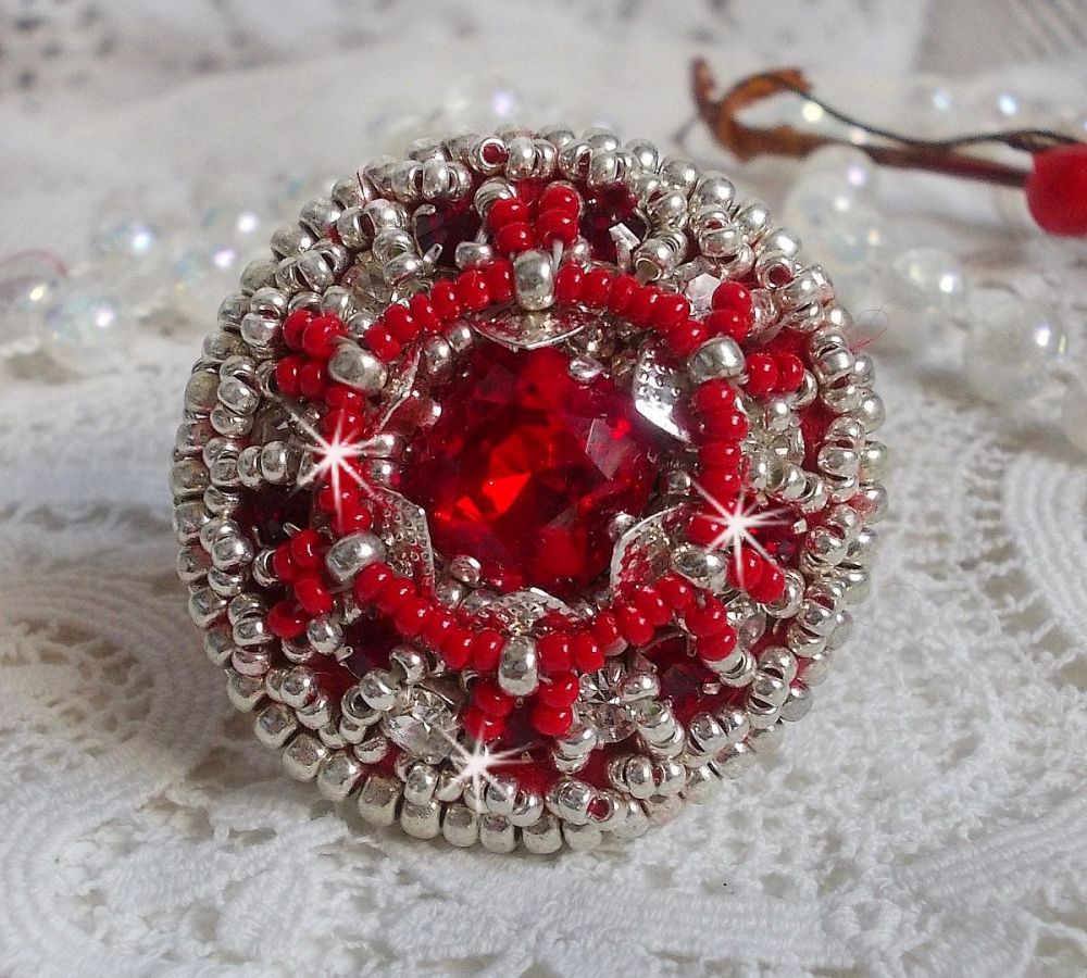 Drigon Red ring bordado com um cabochão de cristal Swarovski vermelho, luneta de prata e missangas de sementes