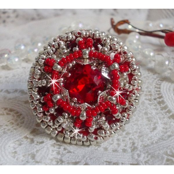 Drigon Red ring bordado com um caboch&atilde;o de cristal Swarovski vermelho, luneta de prata e missangas de sementes