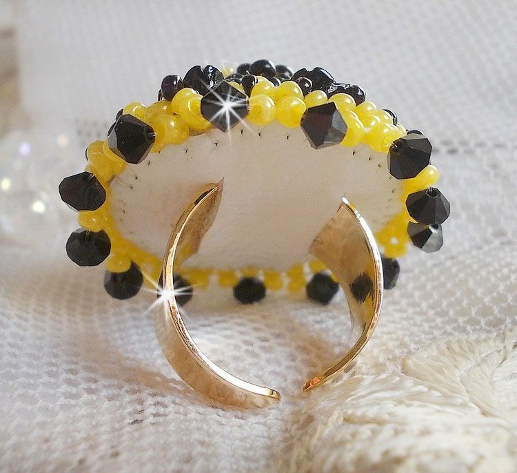 Anel de flores bordado com cristais Swarovski, pérolas redondas, pérolas de sementes e um suporte de anel de prata 925/1000