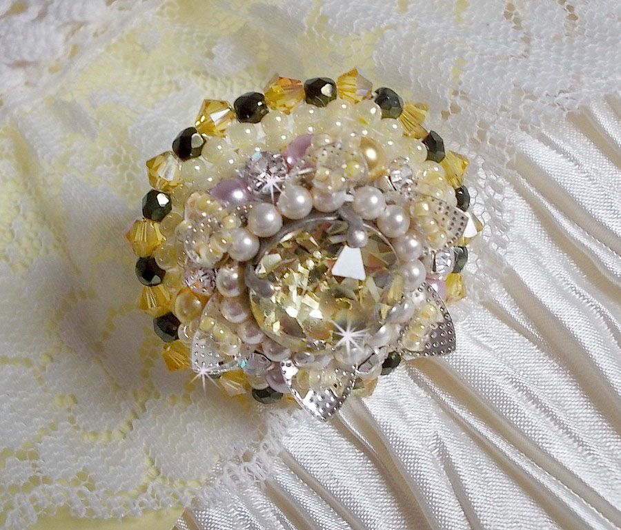 Anel de flores bordado com cristais Swarovski, pérolas redondas, pérolas de sementes e um suporte de anel de prata 925/1000