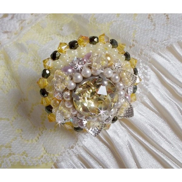 Anel de flores bordado com cristais Swarovski, pérolas redondas, pérolas de sementes e um suporte de anel de prata 925/1000