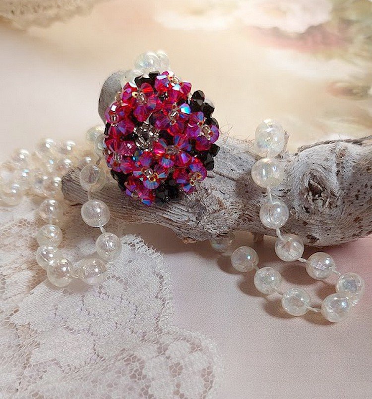 Anel de elegância com facetas de cristais Swarovski e fiadeiras