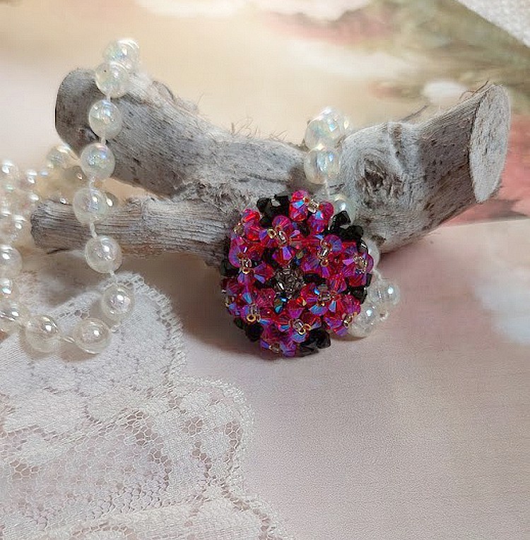 Anel de elegância com facetas de cristais Swarovski e fiadeiras
