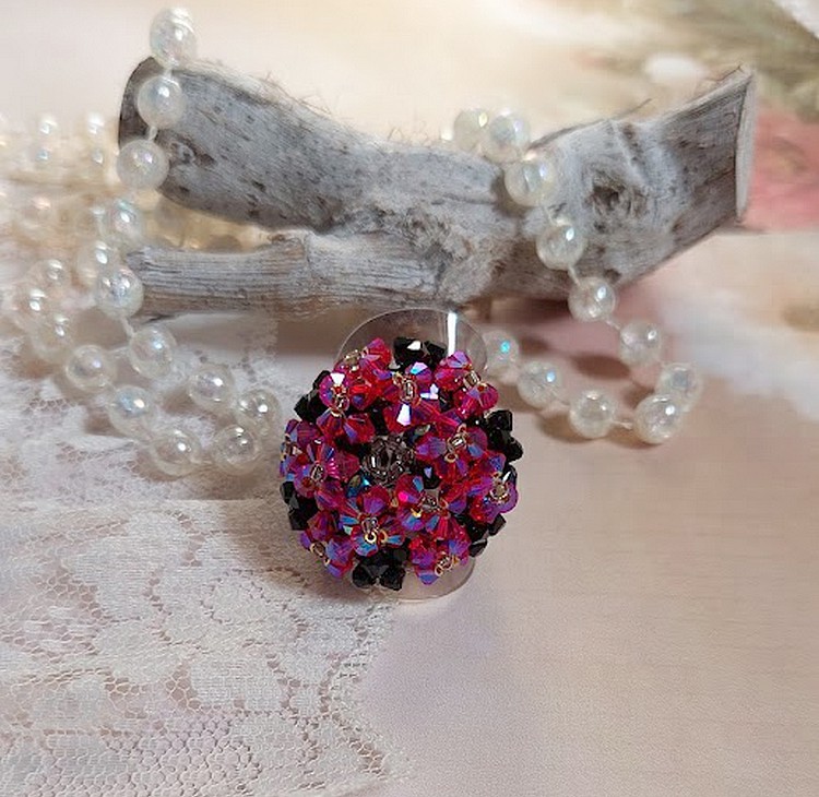 Anel de elegância com facetas de cristais Swarovski e fiadeiras
