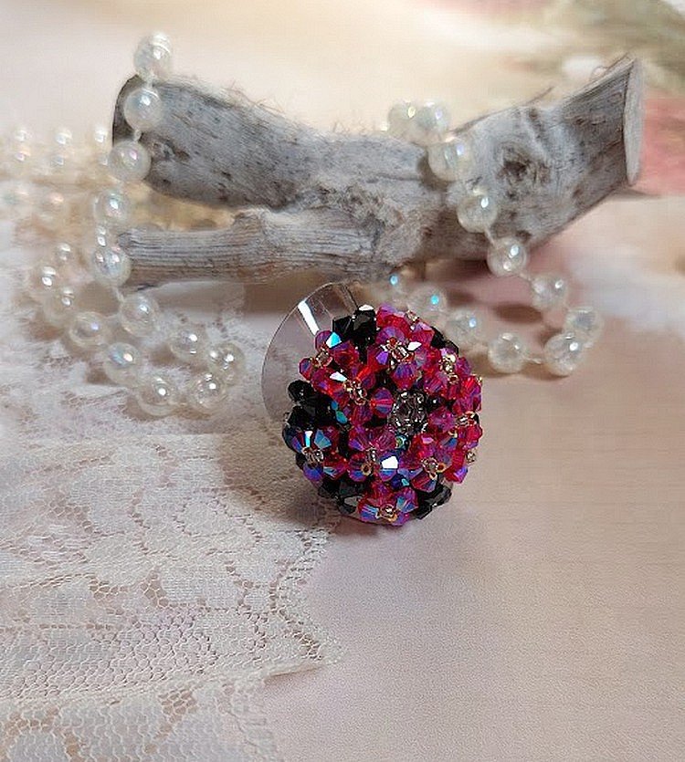 Anel de elegância com facetas de cristais Swarovski e fiadeiras