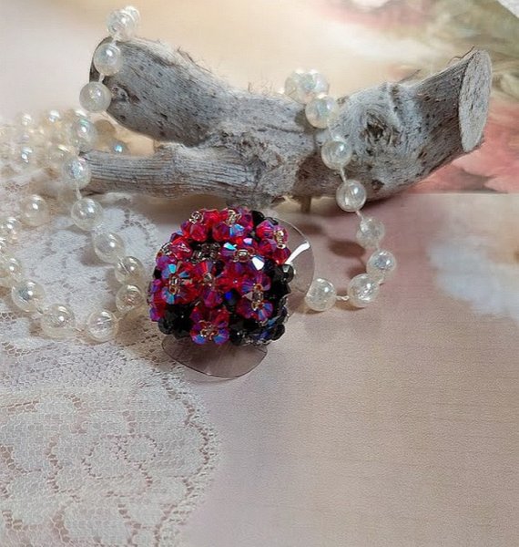 Anel de elegância com facetas de cristais Swarovski e fiadeiras