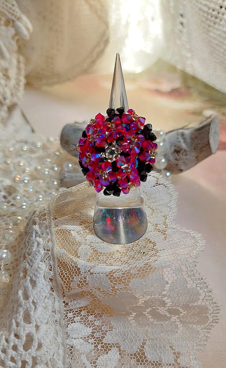 Anel de elegância com facetas de cristais Swarovski e fiadeiras