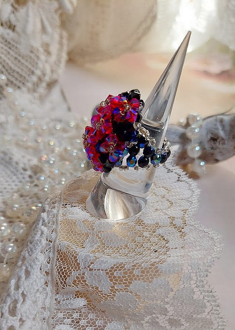 Anel de elegância com facetas de cristais Swarovski e fiadeiras