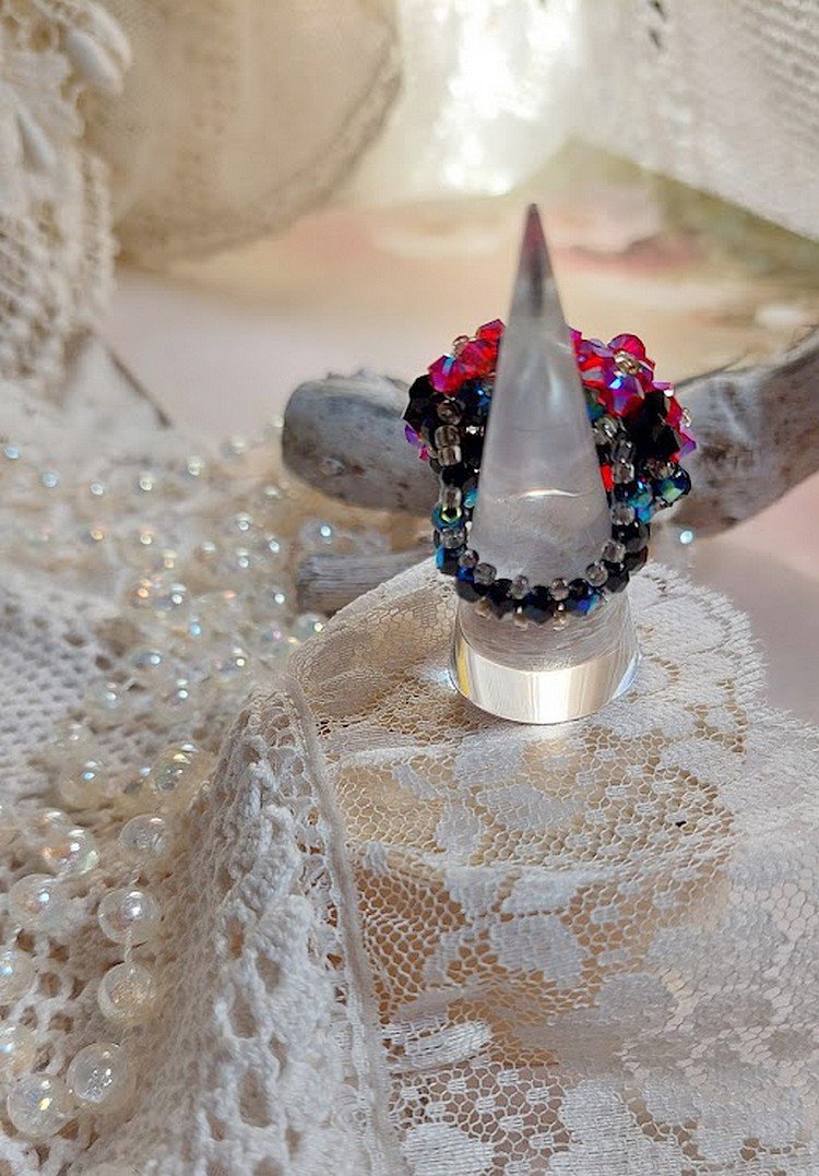 Anel de elegância com facetas de cristais Swarovski e fiadeiras