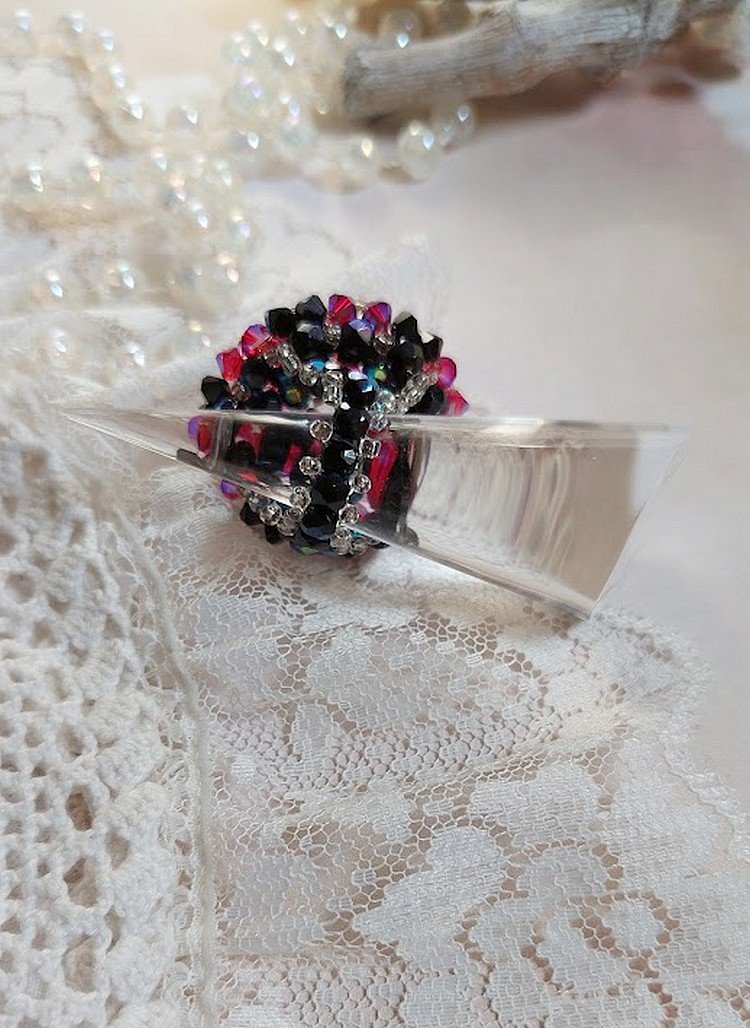 Anel de elegância com facetas de cristais Swarovski e fiadeiras
