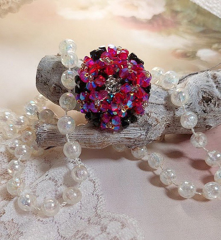 Anel de elegância com facetas de cristais Swarovski e fiadeiras