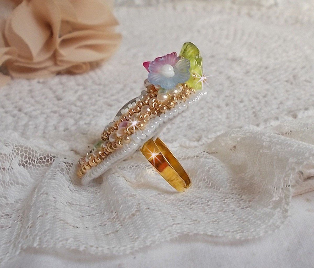 Anel Fleurie envolvente bordado com um cabochão de resina de flores Lucite, pérolas de pérola e contas de sementes