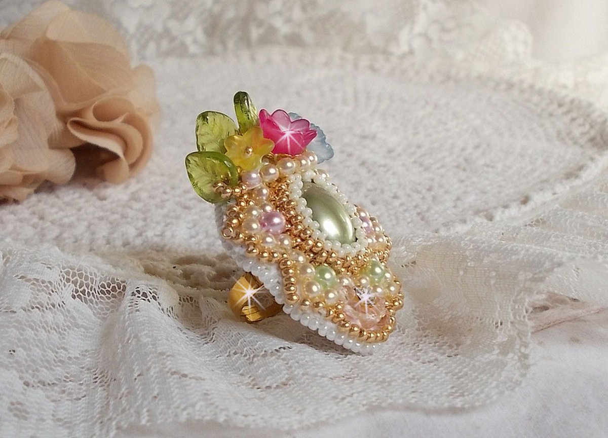 Anel Fleurie envolvente bordado com um cabochão de resina de flores Lucite, pérolas de pérola e contas de sementes
