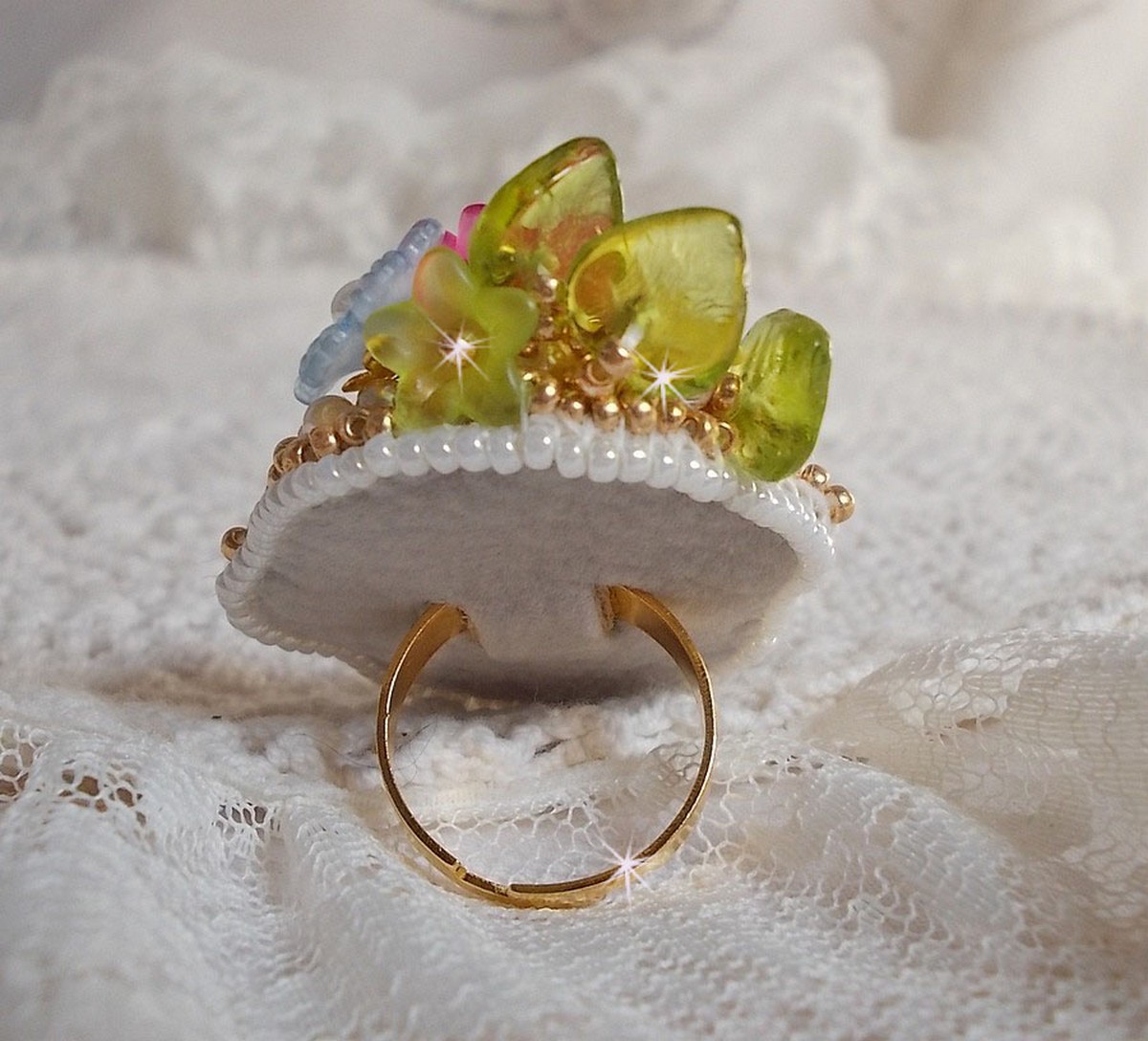 Anel Fleurie envolvente bordado com um cabochão de resina de flores Lucite, pérolas de pérola e contas de sementes