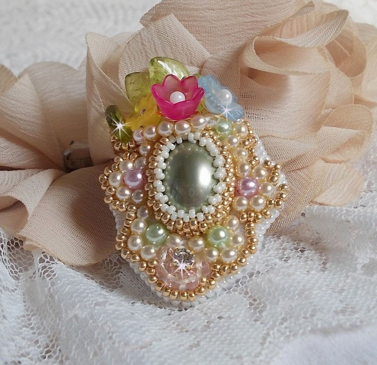 Anel Fleurie envolvente bordado com um cabochão de resina de flores Lucite, pérolas de pérola e contas de sementes