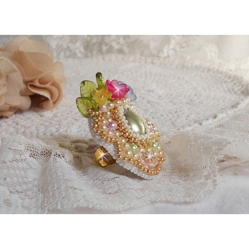Anel Fleurie envolvente bordado com um cabochão de resina de flores Lucite, pérolas de pérola e contas de sementes