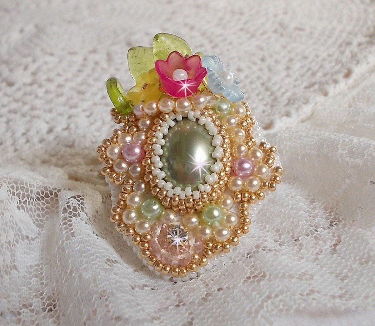 Anel Fleurie envolvente bordado com um cabochão de resina de flores Lucite, pérolas de pérola e contas de sementes
