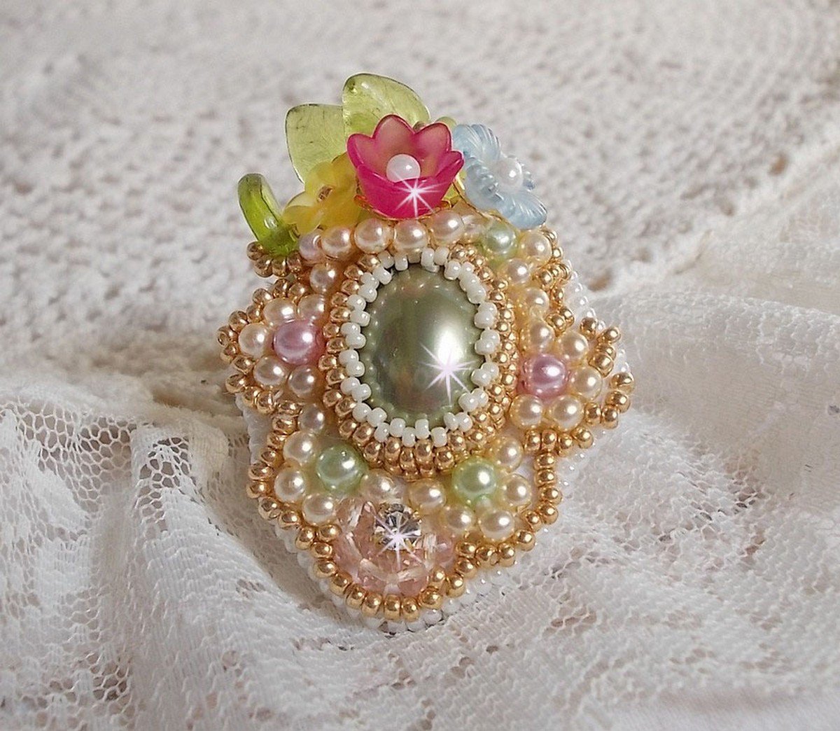 Anel Fleurie envolvente bordado com um cabochão de resina de flores Lucite, pérolas de pérola e contas de sementes