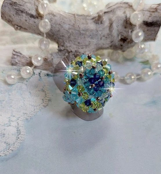 Anel de esperan&ccedil;a com facetas de cristais Swarovski e fiadeiras