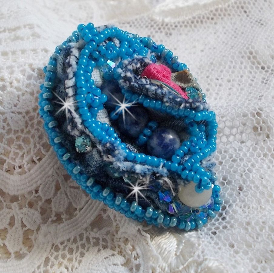 Anel Far West em denim bordado com contas semi-preciosas La Sodalite, Jade e outras contas
