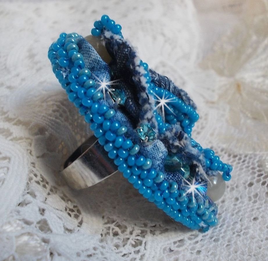 Anel Far West em denim bordado com contas semi-preciosas La Sodalite, Jade e outras contas